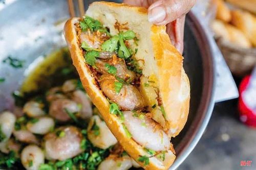 ... và cả những chiếc bánh mì giòn tan, đa dạng các loại nhân.