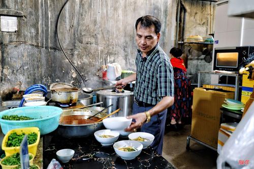  Tại quán súp lươn Dũng Cường (đường Lý Tự Trọng, phường Thành Sen), không khí đã tất bật từ sáng sớm. Trong hành trình về quê của nhiều người dân và khám phá Hà Tĩnh của du khách, không ít người chọn thưởng thức súp lươn như cách đổi vị cho bữa sáng, cảm nhận thêm một hương vị đặc trưng của vùng đất này. 