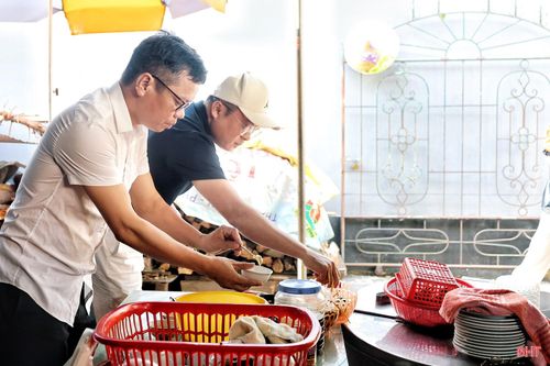  Không cần không gian sang trọng, hiện đại, những quán ăn nép mình nơi góc ngõ, bài trí mộc mạc lại trở thành “chốn lui về” quen thuộc, nơi thực khách tìm thấy sự gần gũi và cảm giác thân thuộc mỗi sớm mai. “Tôi hay ăn sáng với bánh mướt ram giò vì dễ ăn, hợp khẩu vị. Mỗi lần đi xa, đây cũng là món tôi nhớ và muốn ăn lại khi về" - bà Trương Thị Bích Liễu (phường Thành Sen) chia sẻ. 
