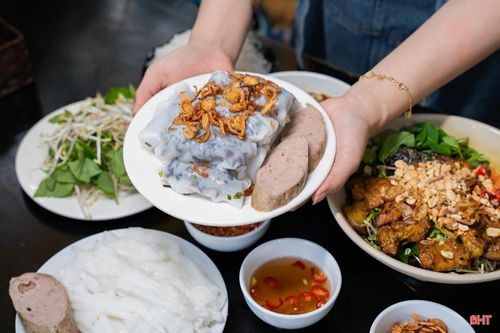 Không chỉ có bánh mướt ram giò, bún chả, súp lươn... thực đơn bữa sáng tại Hà Tĩnh còn đa dạng với các món ăn như bún ốc, bún cá, bánh cuốn nóng...