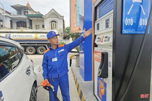 100% cửa hàng xăng dầu của Công ty TNHH MTV Petrolimex Hà Tĩnh hoạt động ổn định dịp lễ.
