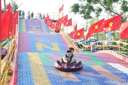 Không chỉ tắm biển, du khách nhí còn được tham gia nhiều trò chơi vận động thú vị.