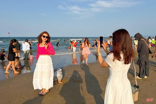 Chị Hoàng Thị Kim Hoa (người áo đỏ, du khách từ TP Hồ Chí Minh) cho biết: “Là người làm ăn xa quê, kỳ nghỉ lễ này, tôi đưa gia đình về thăm quê, kết hợp nghỉ dưỡng tại biển Thạch Hải. Năm nay, bãi biển được chỉnh trang khang trang, sạch đẹp hơn, dịch vụ cũng đa dạng nên chúng tôi rất hài lòng và sẽ tiếp tục quay lại trong những dịp tới”.