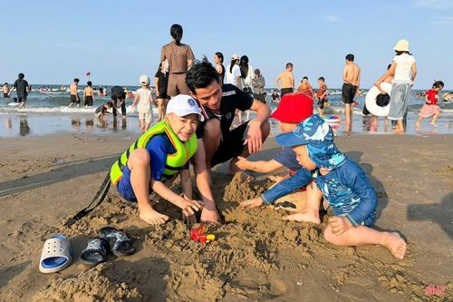 Không chỉ trẻ em, người lớn cũng "hưởng ứng" trò chơi xây lâu đài cát, tạo nên những khoảnh khắc kỷ niệm đẹp trong mỗi gia đình.
