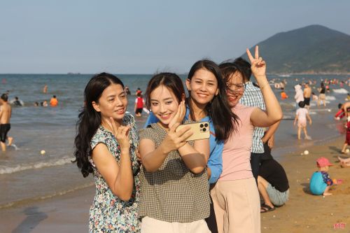 ... và không quên lưu lại những khoảnh khắc đáng nhớ trong kỳ nghỉ lễ. Chị Trần Thị Hoa (ngoài cùng bên trái, du khách đến từ Hà Nội) cho biết: "Mỗi lần về Thiên Cầm là một cảm xúc đặc biệt. Năm nay, khu du lịch khang trang, sạch đẹp hơn, dịch vụ ngày càng được nâng cao, người dân rất thân thiện. Chúng tôi đã có kỳ nghỉ lễ đáng nhớ bên gia đình".
