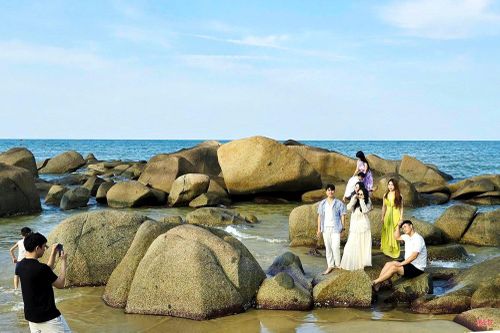 Với vẻ đẹp độc đáo của một bãi biển có nhiều ghềnh đá, biển Kỳ Xuân được nhiều người trẻ lựa chọn để khám phá trong kỳ nghỉ lễ 30/4 - 1/5 này.