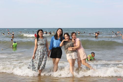 Trong thời tiết nắng nóng, làn nước mát lạnh giúp du khách có những giây phút thư giãn trên bãi biển