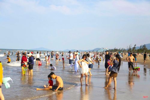 Cũng trong chiều 1/5, bãi biển Xuân Thành (xã Tiên Điền) đã ghi nhận rất nhiều du khách về giải nhiệt.