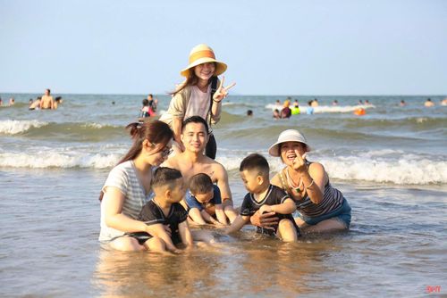 Giữa làn nước trong xanh, sóng êm vỗ nhịp, các nhóm du khách hòa mình vào sự sôi động của mùa hè.