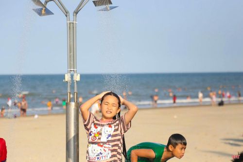 Du khách về với biển Xuân Thành được hưởng dịch vụ tắm tráng nước ngọt miễn phí, với 15 điểm đã được xây dựng tạo thuận lợi cho du khách.