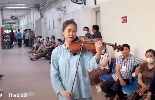 Nghệ sĩ Nguyệt Thu biểu diễn ở hành lang bệnh viện.