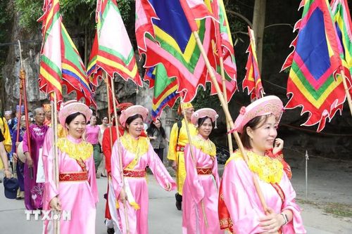 Nghi thức rước kiệu từ Đình Các tới Đền Thái Vi tại lễ hội. (Ảnh: Đức Phương/TTXVN)