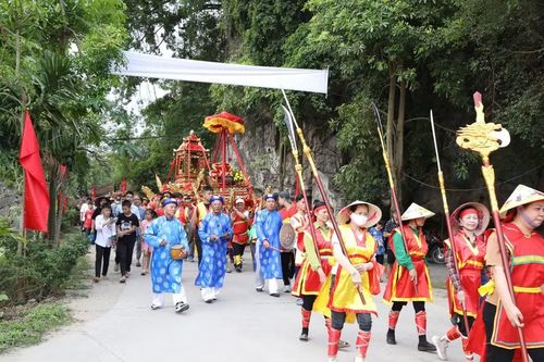 Nghi thức rước kiệu từ Đình Các tới Đền Thái Vi tại lễ hội. (Ảnh: Đức Phương/TTXVN)