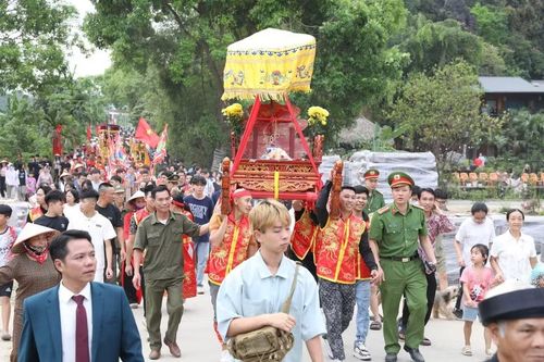 Lễ hội thu hút hàng nghìn nhân dân và du khách thập phương tham dự. (Ảnh: Đức Phương/TTXVN)
