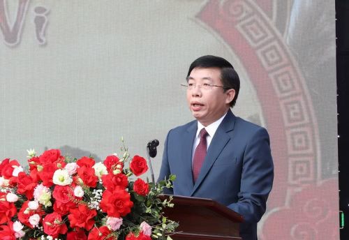 Ông Nguyễn Văn Cường, Chủ tịch Ủy ban Nhân dân phường Nam Hoa Lư phát biểu khai mạc lễ hội. (Ảnh: Đức Phương/TTXVN)