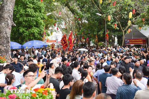 Đông đảo du khách tham dự hội Đền Đô. (Ảnh: Thanh Thương/TTXVN)