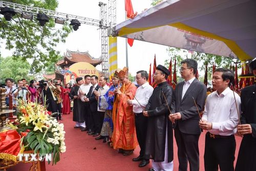 Các đại biểu dâng hương tại hội Đền Đô. (Ảnh: Thanh Thương/TTXVN)