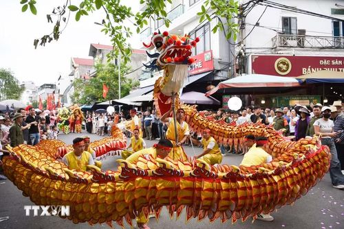Múa Rồng tại lễ hội Đền Đô. (Ảnh: Thanh Thương/TTXVN)