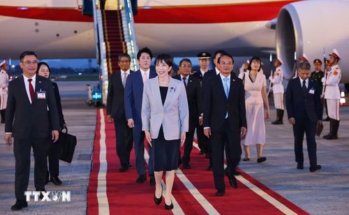 Đồng chí Đặng Xuân Phong, Ủy viên Trung ương Đảng, Bộ trưởng, Chủ nhiệm Văn phòng Chính phủ đón Thủ tướng Nhật Bản Takaichi Sanae tại sân bay Quốc tế Nội Bài. (Ảnh: Minh Đức/TTXVN)