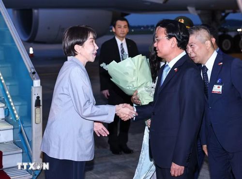 Đồng chí Đặng Xuân Phong, Ủy viên Trung ương Đảng, Bộ trưởng, Chủ nhiệm Văn phòng Chính phủ đón Thủ tướng Nhật Bản Takaichi Sanae tại sân bay Quốc tế Nội Bài. (Ảnh: Minh Đức/TTXVN)