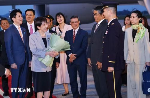 Lễ đón Thủ tướng Nhật Bản Takaichi Sanae tại sân bay Quốc tế Nội Bài, Hà Nội. (Ảnh: Minh Đức/TTXVN)