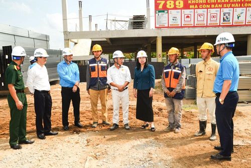 Bà Thái Thu Xương, Phó Chủ tịch Thường trực Tổng LĐLĐ Việt Nam trao đổi cùng công nhân lao động về điều kiện lao động trên công trường Dự án nhà ở xã hội Công đoàn tại Bến Tre (xã Giao Long, tỉnh Vĩnh Long).
