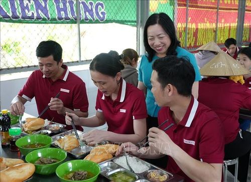 "Bữa cơm Công đoàn" ấm áp, nghĩa tình. Ảnh: Lê Huy Hải/TTXVN