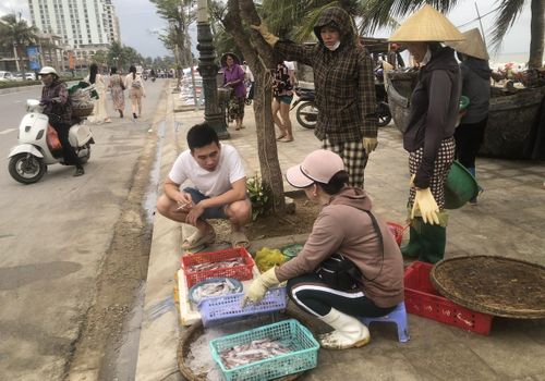 Với giá cả phải chăng du khách có thể mua hải sản ở đây về làm quà hoặc nhờ nhà hàng chế biến thưởng thức tại chỗ.