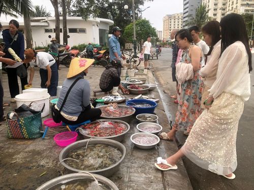 Du khách đến đây bị cuốn hút bởi những mẻ hải sản tươi ngon được bà con bày bán.