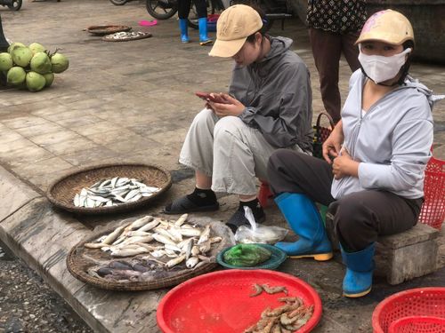 Chợ hải sản dọc bãi biển Sầm Sơn là nơi du khách có thể thấy một Sầm Sơn rất khác - mộc mạc, chân tình và rạng rỡ dưới ánh bình minh.