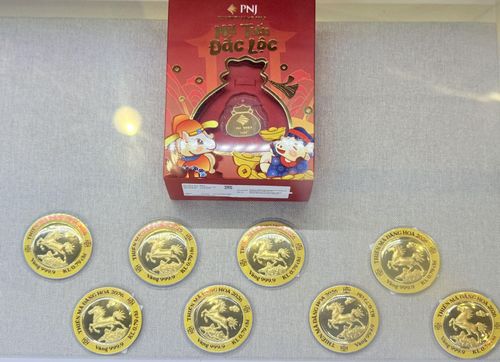 Các loại vàng có linh vật ngựa nhỏ được người dân chọn mua tích trữ nhiều vì giá cả phải chăng so với vàng miếng 9999. Ảnh: H.T