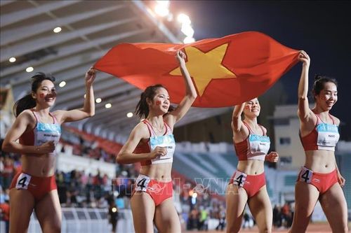 Các VĐV Hoàng Thị Minh Hạnh, Lê Thị Tuyết Mai, Nguyễn Thị Hằng, Nguyễn Thị Ngọc xuất sắc giành HCV nội dung 4x400m tiếp sức nữ tại SEA Games 33. Ảnh: Minh Quyết/PV TTXVN tại Thái Lan