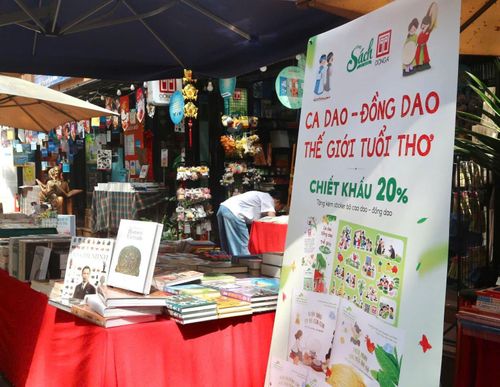Khu vực trưng bày sách thiếu nhi áp dụng nhiều chương trình giảm giá, chiết khấu sâu để kích cầu tiêu dùng.