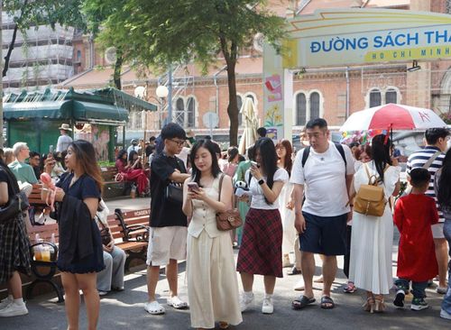 Người dân chọn các điểm vui chơi có nhiều cây xanh như Đường sách TP Hồ Chí Minh để tránh nắng .