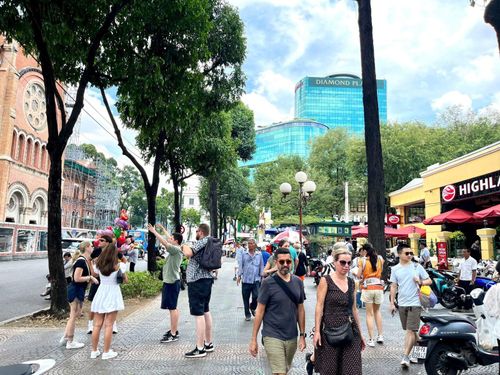 Khách quốc tế tham quan xung quanh khu vực Bưu điện Trung tâm TP Hồ Chí Minh.