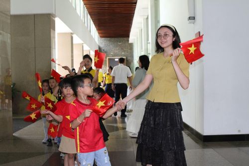 Tại Hội trường Thống Nhất, rất dễ gắt gặp hình ảnh các em nhỏ đi tham quan cầm lá cờ đỏ sao vàng trên tay.
