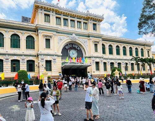 Du khách tham quan tại Bưu điện trung tâm TP Hồ Chí Minh trong dịp lễ.
