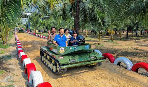 Du khách hào hứng tham gia trò chơi “Xe tăng – Hành trình chiến xa” tại Khu Du lịch Văn hóa Suối Tiên.
