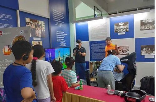 Các bạn nhỏ xếp hàng chờ đến lượt tìm hiểu TP Hồ Chí Minh bằng thực tế ảo VR360.