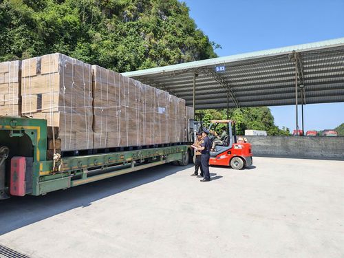 Thủ tục xuất nhập khẩu hàng hóa tại Cửa khẩu Tân Thanh diễn ra thuận lợi.