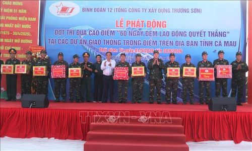 Ban tổ chức tặng quà cho các ban điều hành, đơn vị thi công.
