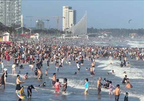 Đông đảo du khách đổ về khu vực bãi Sau, phường Vũng Tàu trong kỳ nghỉ Tết 2026. Ảnh: Huỳnh Sơn/TTXVN