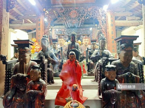 Chùa Mía có tới hàng trăm pho tượng cổ.