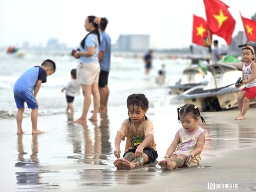 Lượng khách gia tăng góp phần thúc đẩy hoạt động du lịch sôi động