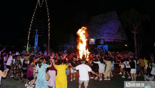 Du khách quây quần bên lửa trại, hòa mình vào không gian văn hóa cùng đồng bào địa phương tại Cổng trời Đông Giang.