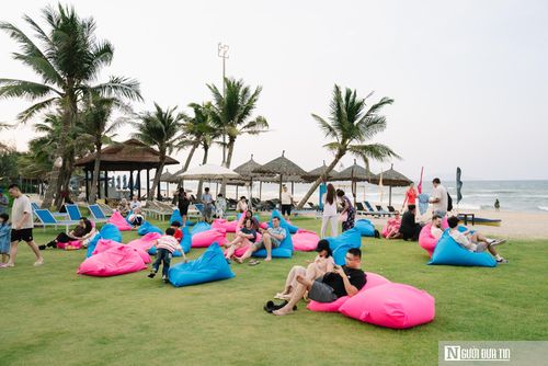 Lượng khách nước ngoài trở lại Đà Nẵng tăng mạnh, góp phần làm sôi động thị trường du lịch.
