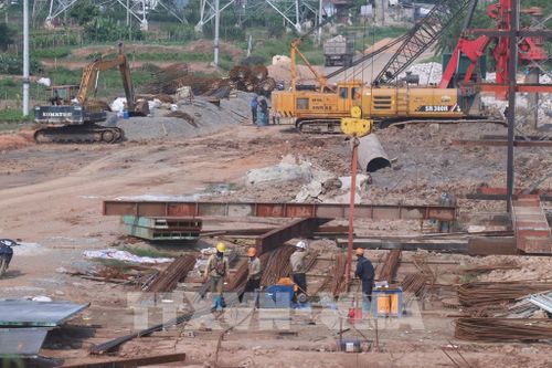 Tại dự án đường Vành đai 4 - Vùng Thủ đô, cầu Mễ Sở, tỉnh Hưng Yên bắc qua sông Hồng các công nhân làm việc xuyên lễ để đảm bảo tiến độ công trình. Ảnh: Đinh Văn Nhiều-TTXVN 