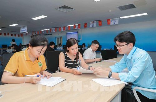 Nhờ đẩy mạnh ứng dụng khoa học công nghệ theo Nghị quyết 57, người dân không còn bị ràng buộc bởi địa bàn cư trú khi làm thủ tục. Ảnh: Phan Phương – TTXVN