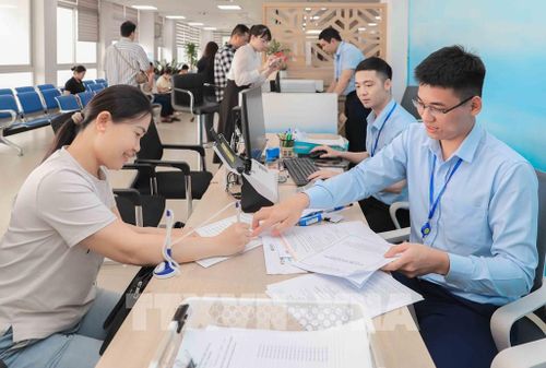 Cán bộ Chi nhánh số 6 Trung tâm Phục vụ hành chính công Hà Nội tại xã Gia Lâm thực hiện thủ tục phi địa giới, giúp người dân tiết kiệm thời gian, chi phí và hưởng lợi tối đa từ quy trình hiện đại. Ảnh: Phan Phương – TTXVN