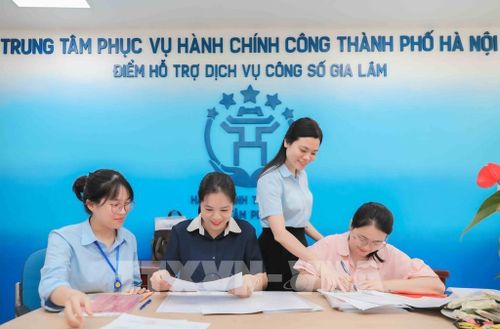 Bà Nguyễn Phương Lan, Phó Giám đốc Trung tâm Phục vụ hành chính công (Chi nhánh 6), trực tiếp giám sát, hướng dẫn người dân thực hiện các quy trình, thủ tục nộp hồ sơ phi địa giới hành chính nhanh chóng, hiệu quả. Ảnh: Phan Phương – TTXVN